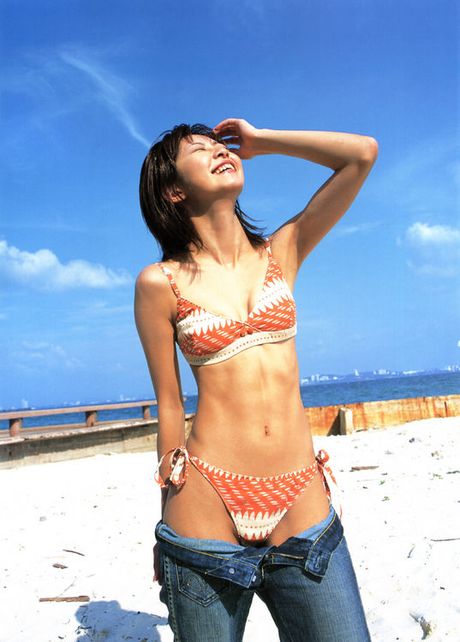 Beautiful peitie gravure idol hottie looks stunning in a bikini