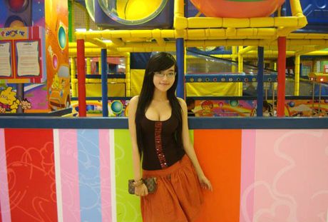 More sexy pictures of busty Asian Elly