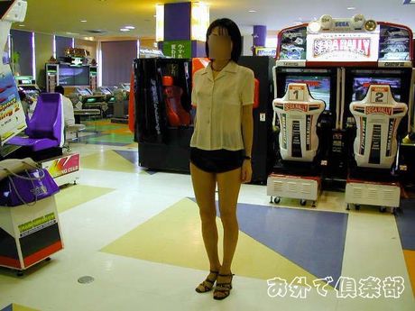 Japanese babe strips and shows her curves in the public place