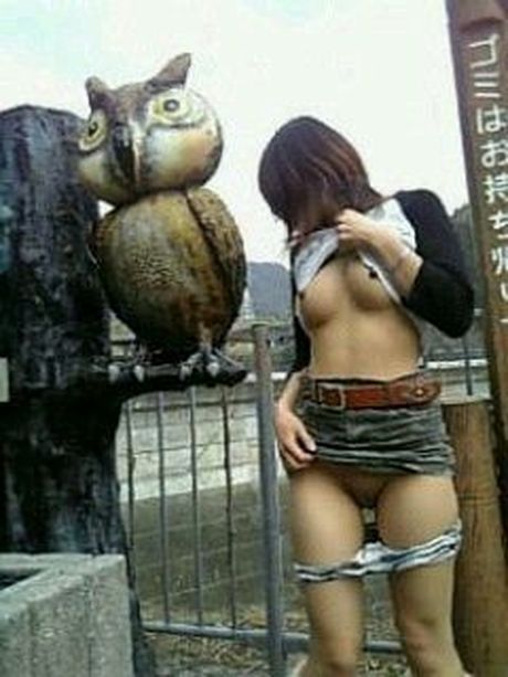 Japanese amateur teen strips and shows her curves in the public place