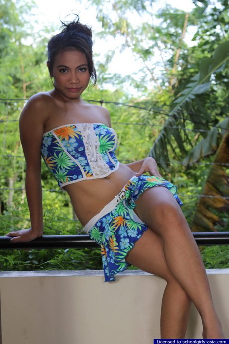 Chady flashes her bald pussy on the balcony of her apartment