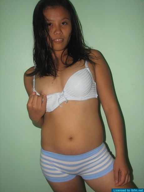 Country girl spreading her ass cheeks to earn some petty cash