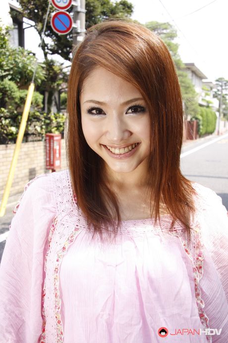 Sweet and innocent looking Iori Mizuki gets a photo shoot in garden