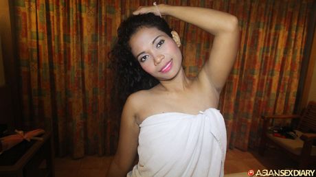 Asian amateur Nees gets her pussy licked and fucked by a horny guy