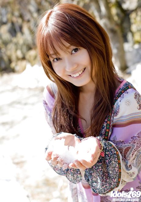 Very attractive japanese cutie Rina in fancy skirt baring her butt outdoor